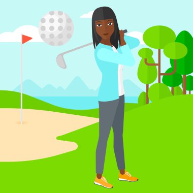 golf oyuncusu topa vuruyor.