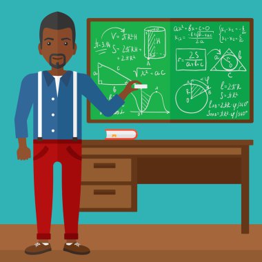 Tebeşir elinde olan adam.