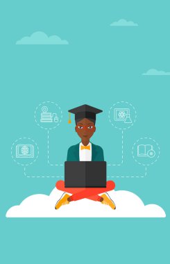 Bulut üzerinde oturan mezun.