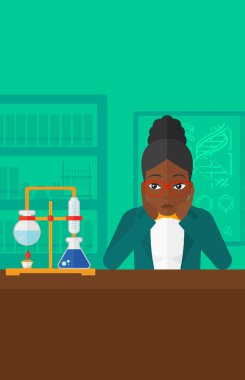 Kadın kafasını tutarak çaresizlik içinde.