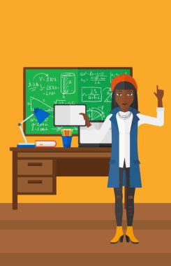 Tablet bilgisayar tutan kadın.