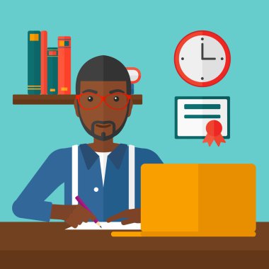 Eğitim için dizüstü bilgisayar kullanan adam.