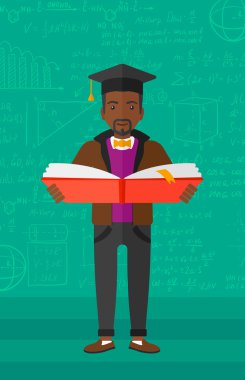 Kitap mezuniyet şapkalı adam.