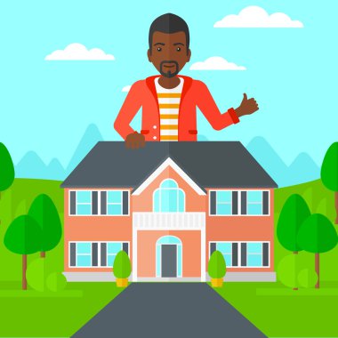 Emlakçı başparmak gösterilen.