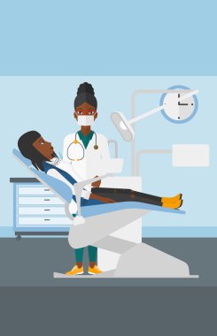 Diş hekimi ve diş hekimi sandalye kadında.