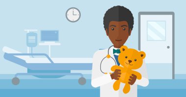 Çocuk doktoru holding oyuncak ayı.