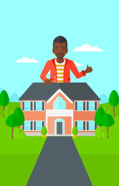 Emlakçı başparmak gösterilen.