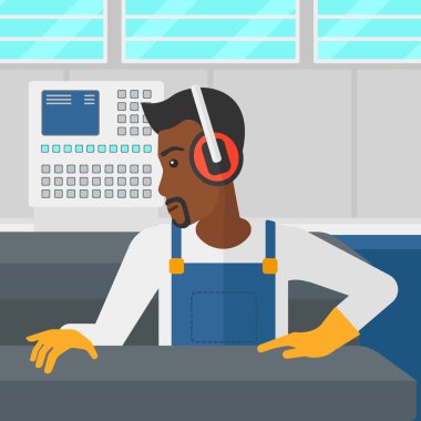 Çelik haddeleme üzerinde çalışan erkeğin değirmen.