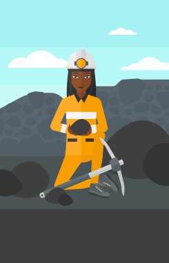 Madenci holding kömür elinde.