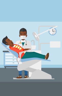 Diş hekimi ve diş hekimi sandalye erkekte.