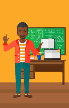 tablet bilgisayar tutan adam.