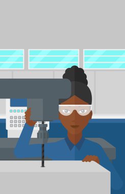 Sıkıcı ile çalışan kadın değirmen.