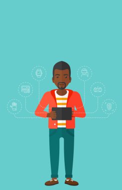 tablet bilgisayar tutan adam.