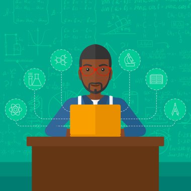 Laptop ile okuyan adam.