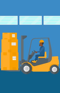 Forklift kamyon ile yük taşıma alt depo.
