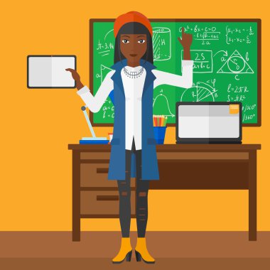 Tablet bilgisayar tutan kadın.