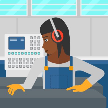 Çelik haddeleme üzerinde çalışan kadın değirmen.