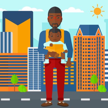 Adam tutarak bebek askı içinde.