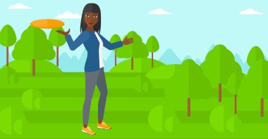 Frizbi oynayan kadın.