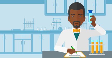 Çalışan laboratuvar asistanı.