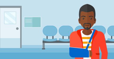 Kırık kolu ile adam.