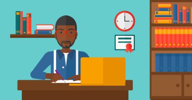 Eğitim için dizüstü bilgisayar kullanan adam.