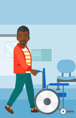 Adam iterek tekerlekli sandalye.