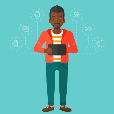 tablet bilgisayar tutan adam.