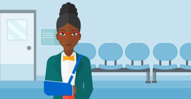 Kolu kırık olan kadın.