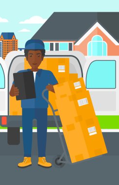 Kutuları getiren adam..