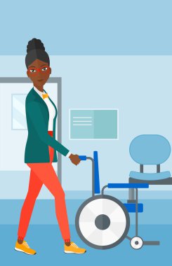 Kadın iterek tekerlekli sandalye.