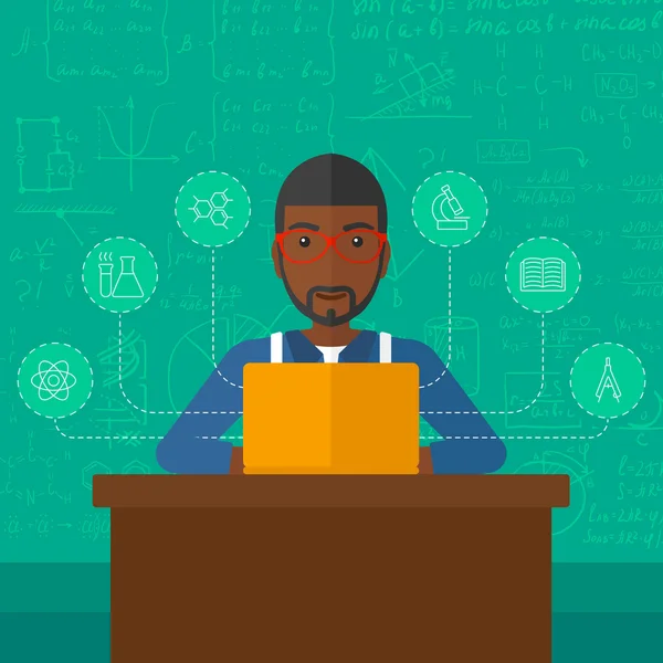 Laptop ile okuyan adam.