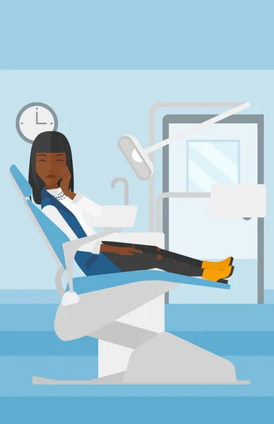 Mujer sufriendo en silla dental . — Vector de stock