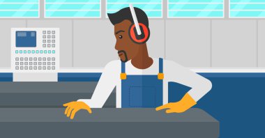 Çelik haddeleme üzerinde çalışan erkeğin değirmen.