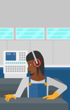 Çelik haddeleme üzerinde çalışan kadın değirmen.