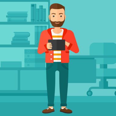 Tablet bilgisayar kullanan adam.