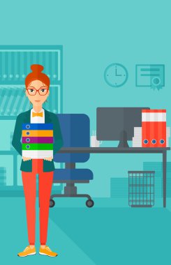 Kadın holding yığın klasörler.