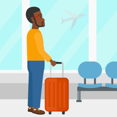 adam havaalanında bavul ile.