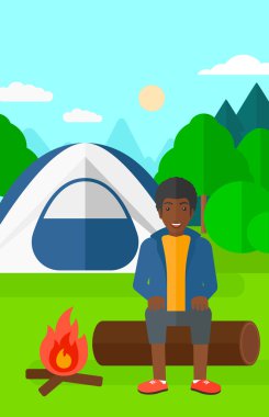 Kampı'nda oturan adam.