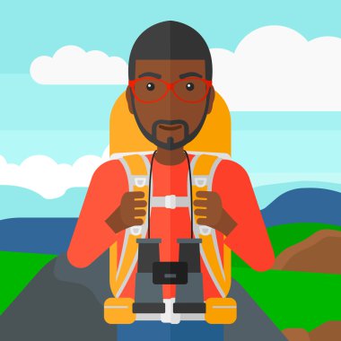 Dürbün ile neşeli backpacker.