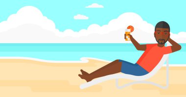 Şezlong içinde oturan adam.