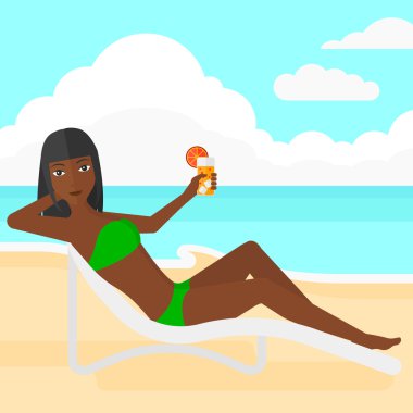 Şezlong içinde oturan kadın.