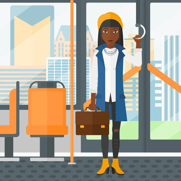 Donna in piedi all'interno dei trasporti pubblici . — Vettoriale Stock