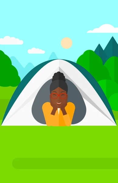 躺在帐篷里的女人. — 图库矢量图片