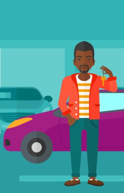 Adamın elinde yeni arabanın anahtarları var..