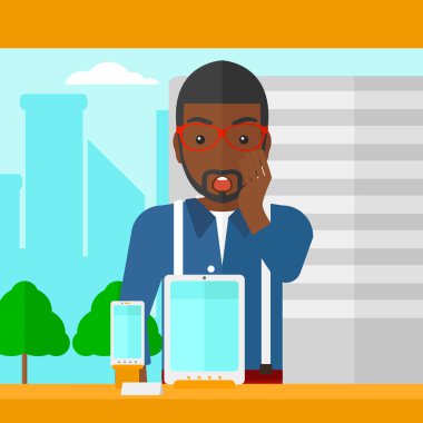 Dükkanı penceresine bakarak adam.