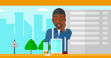 Dükkanı penceresine bakarak adam.