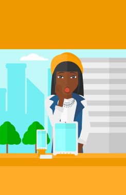 kadın Dükkanı penceresine bakarak.