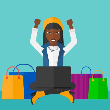 Kadın çevrimiçi alışveriş yapma.