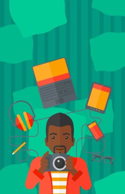 adam tutarak fotoğraf makinesi.